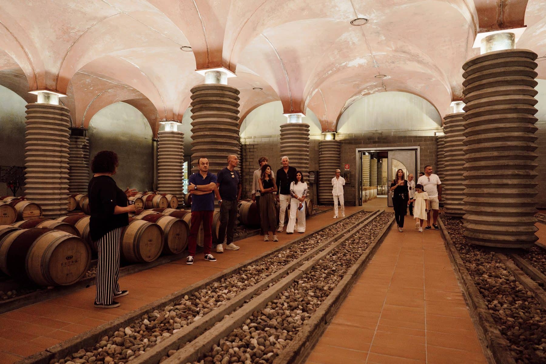Visita guidata tra le botti di una cantina toscana