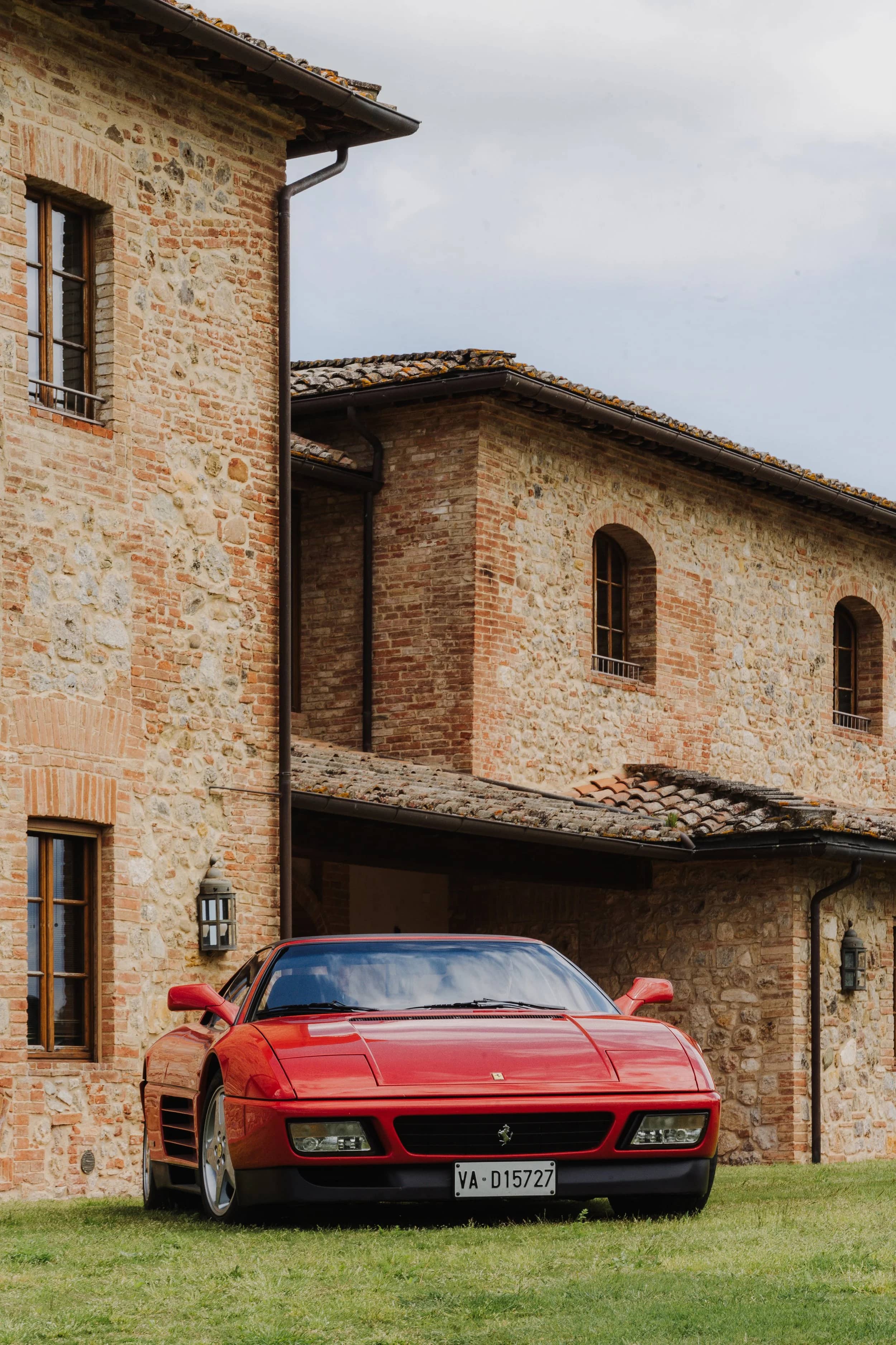 Auto d'epoca su una strada di campagna toscana