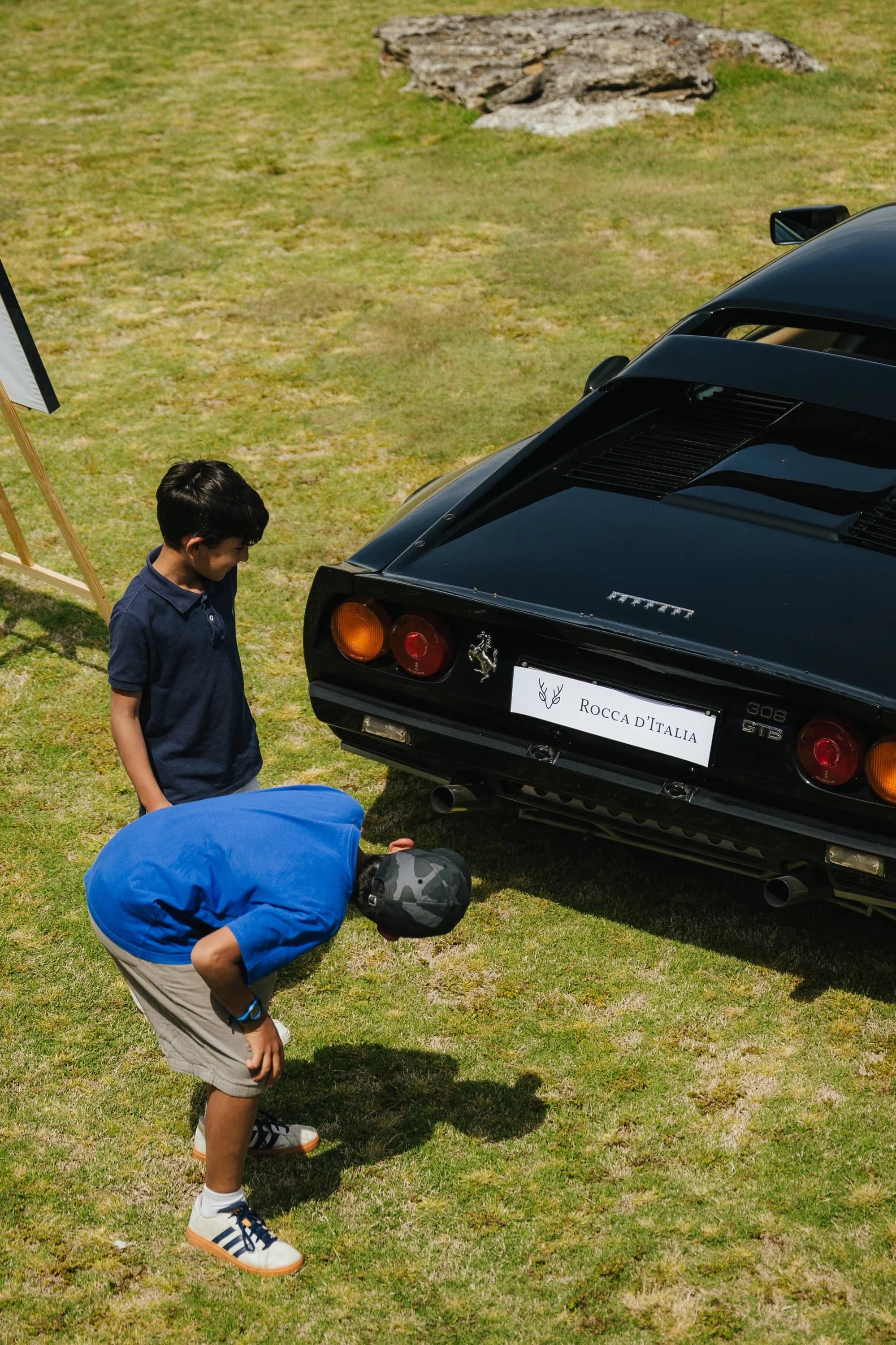 Supercar su una strada panoramica in Toscana