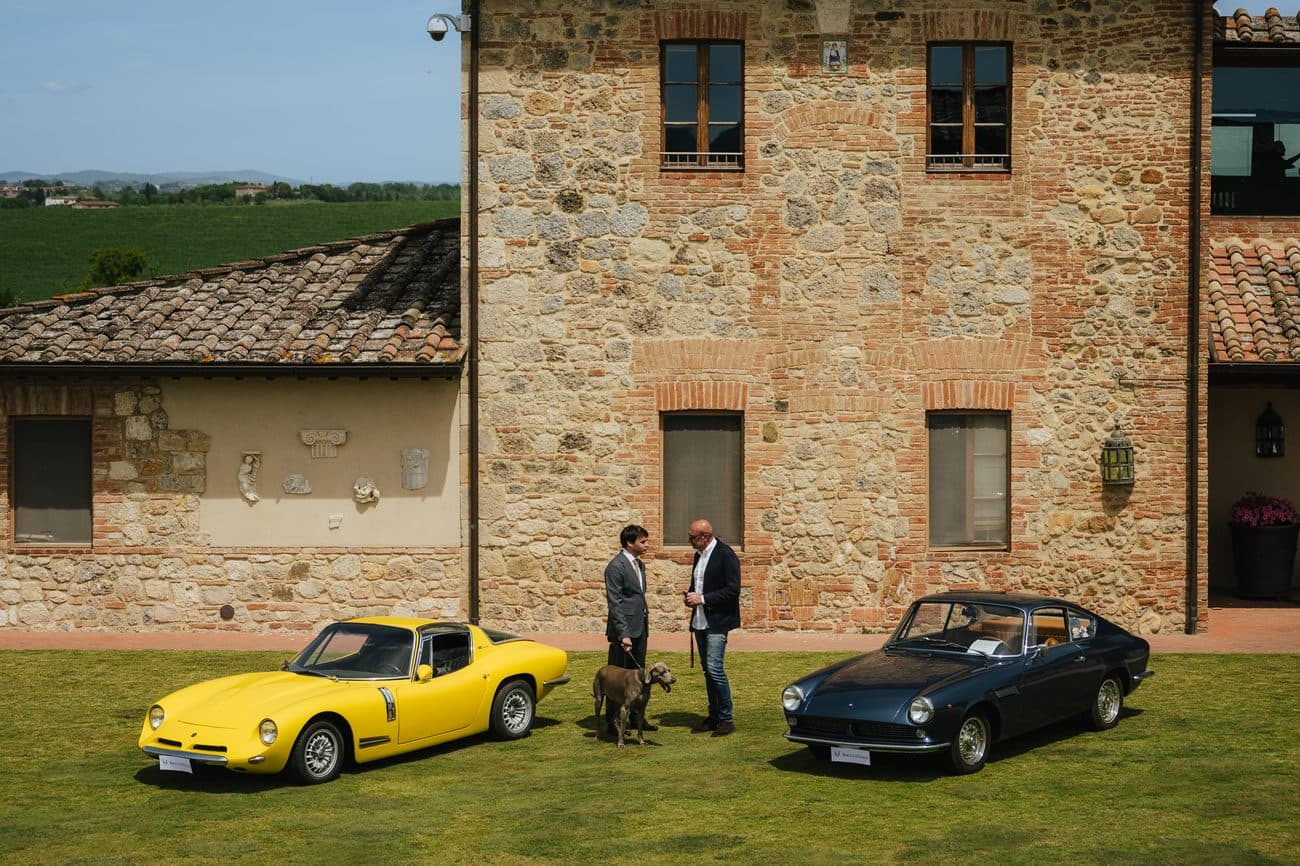 Supercar con porte ad ali di gabbiano al Giardino dell'Eden