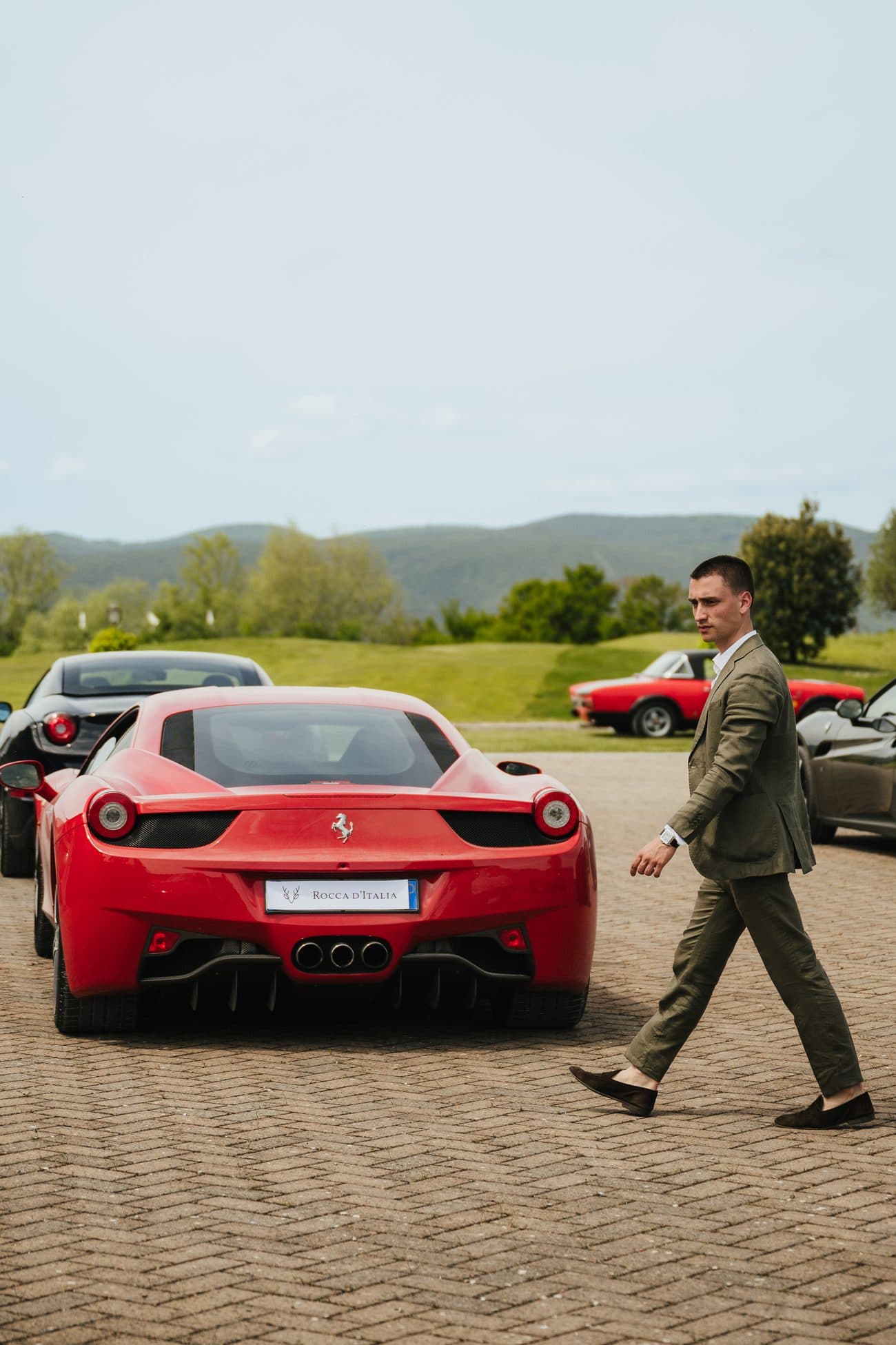 Ferrari rossa al Giardino dell'Eden