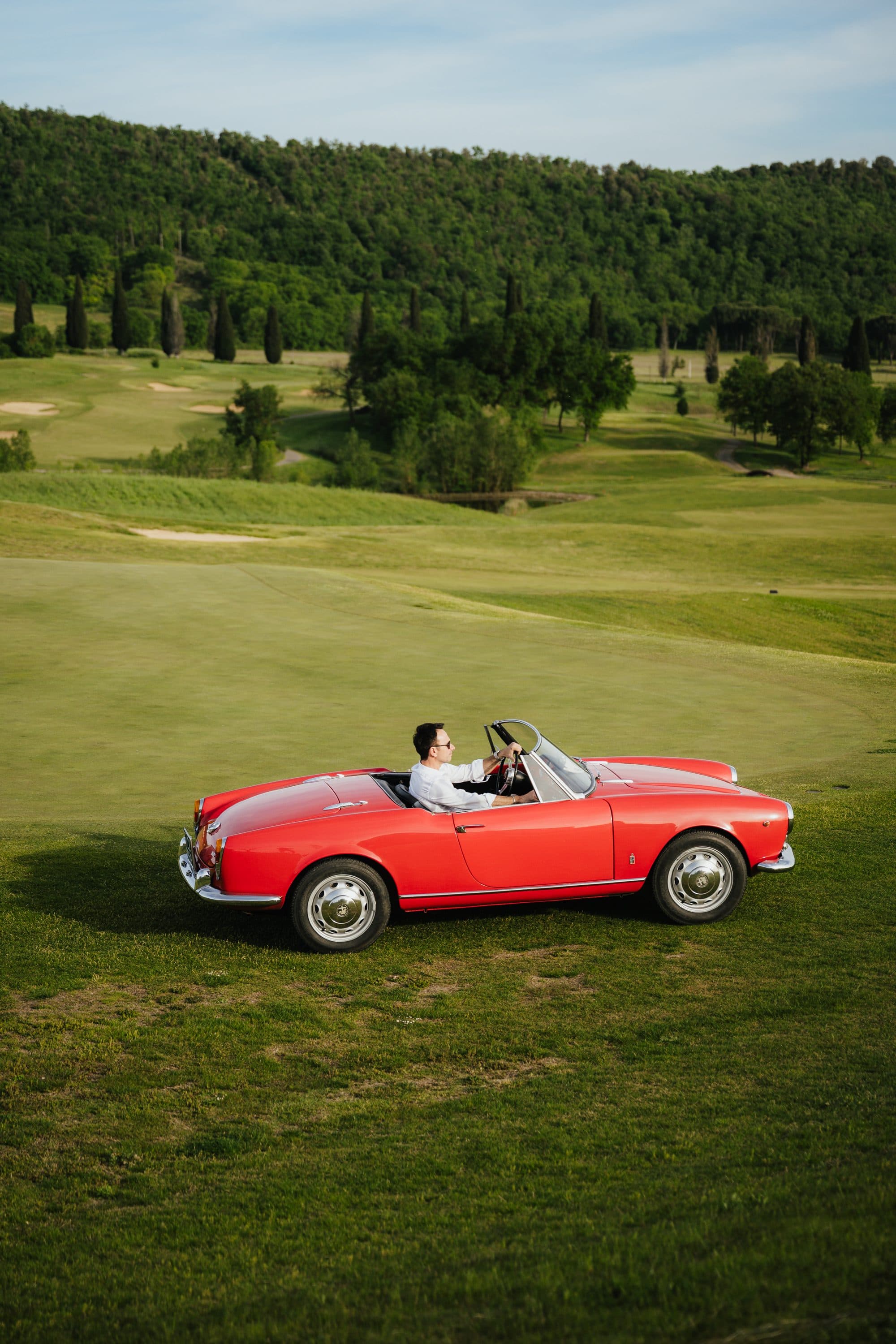 Classic car esposte sul prato al Giardino dell'Eden