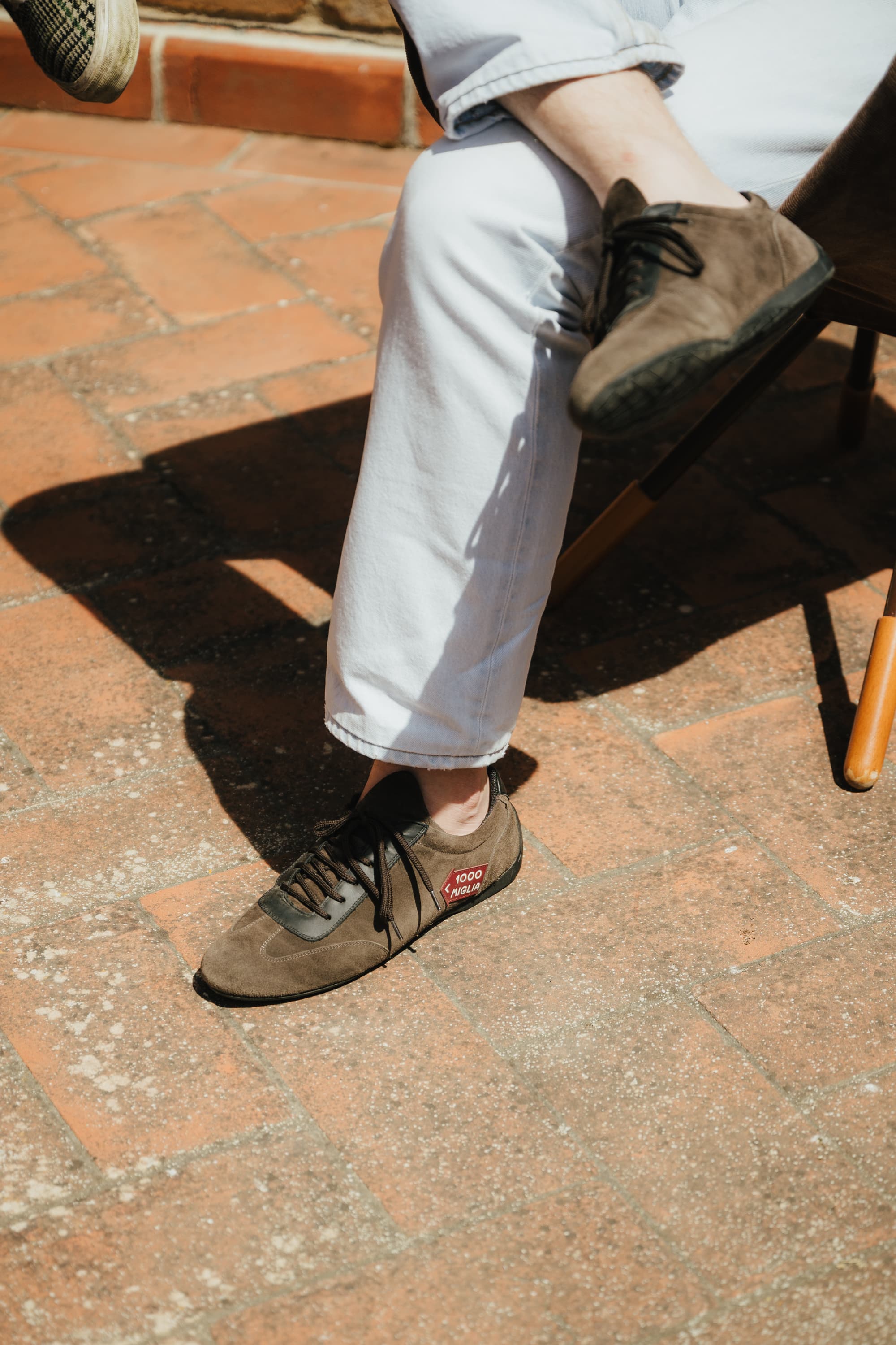 Dettaglio scarpe con badge 1000 Miglia al Giardino dell'Eden