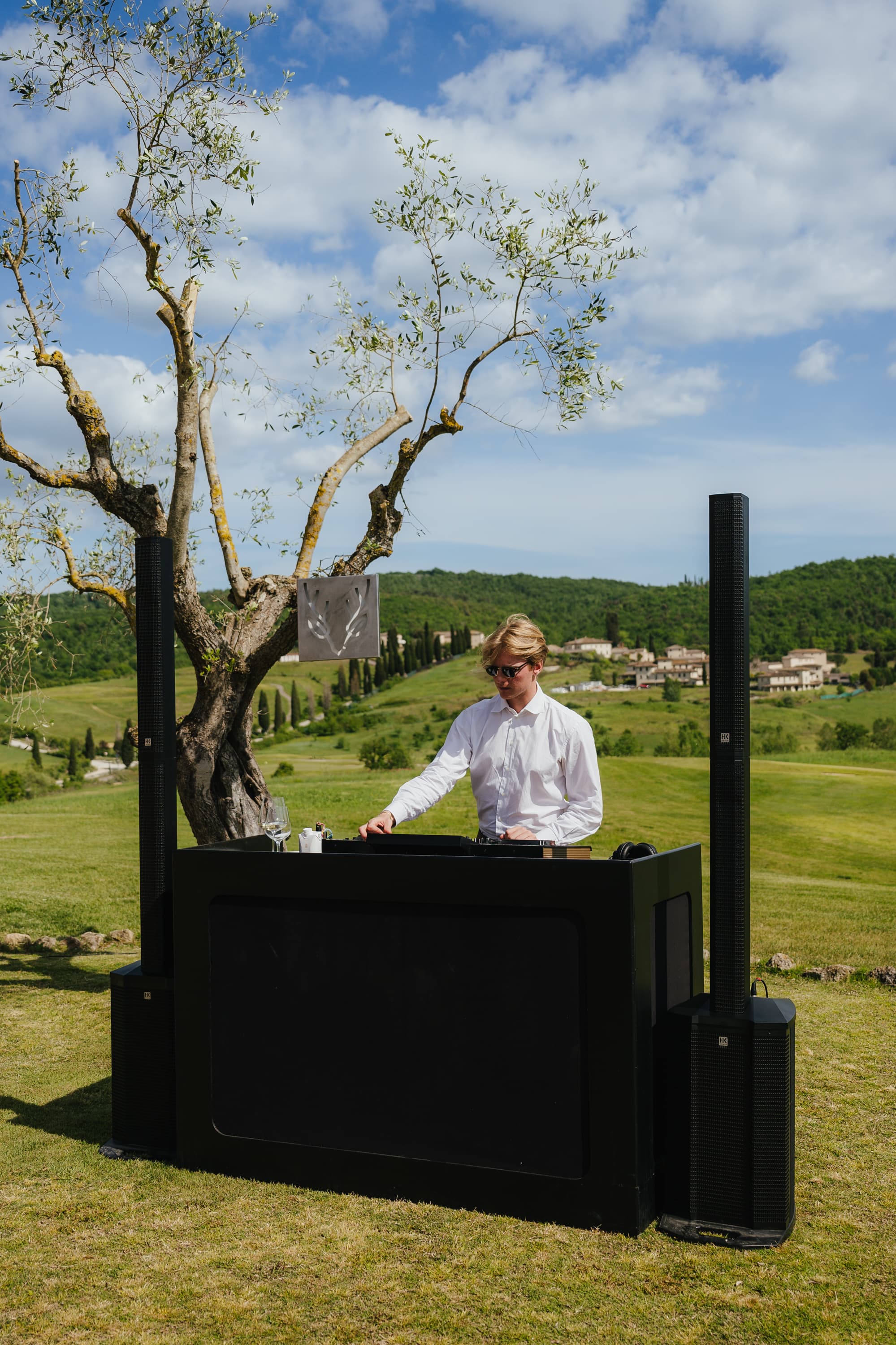 DJ set all'aperto con vista sulle colline del Chianti al Giardino dell'Eden