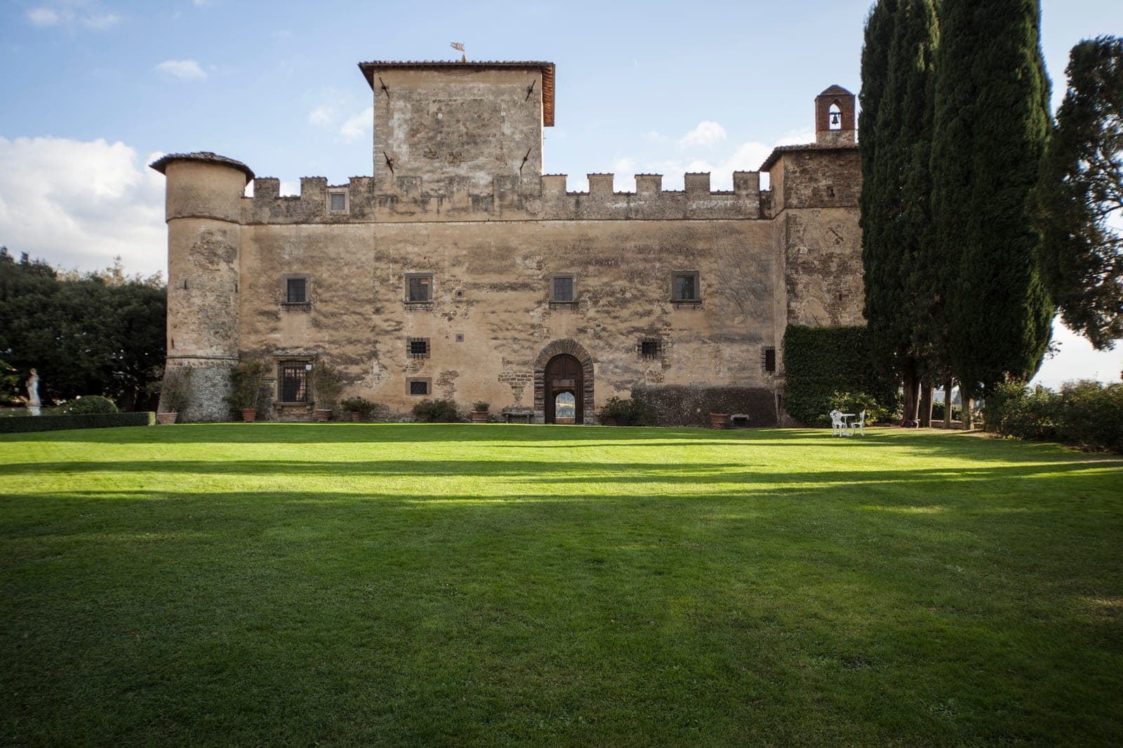 Il Castello della Paneretta con la torre e il grande prato nel Chianti