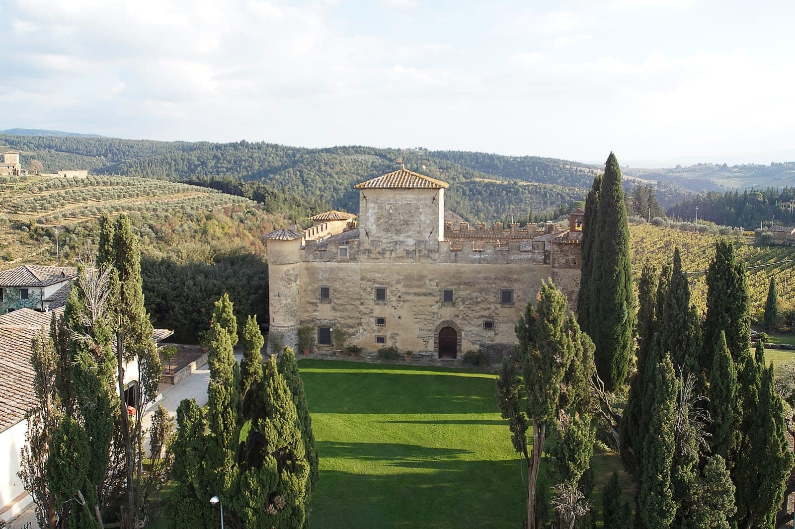 Veduta dall'alto del Castello della Paneretta tra cipressi e colline del Chianti