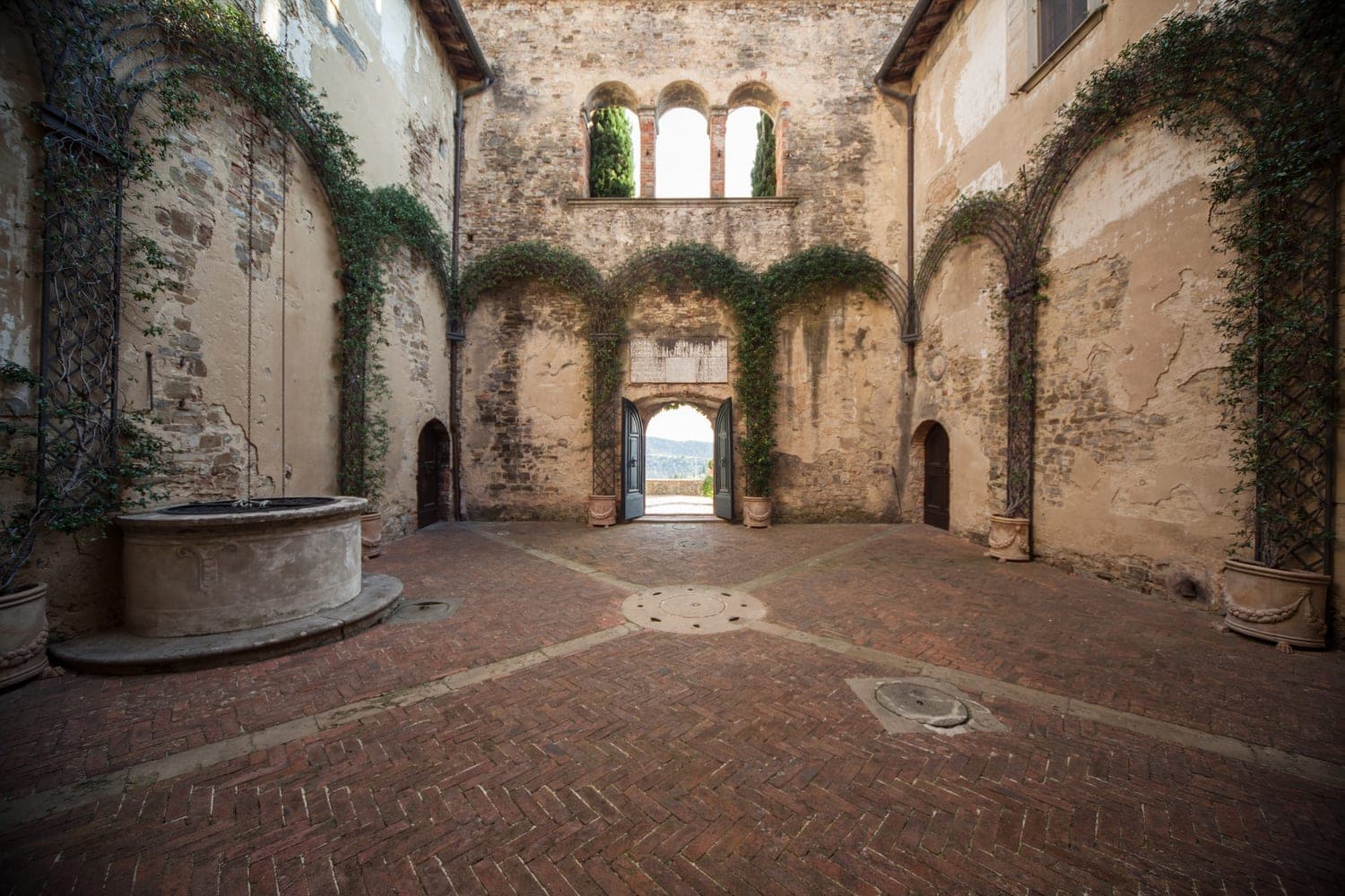 Cortile interno del Castello della Paneretta con vista sulle colline del Chianti
