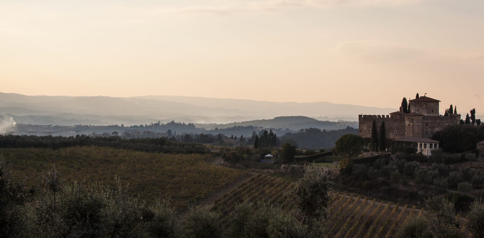 Le colline e i vigneti del Chianti al tramonto intorno al Castello della Paneretta