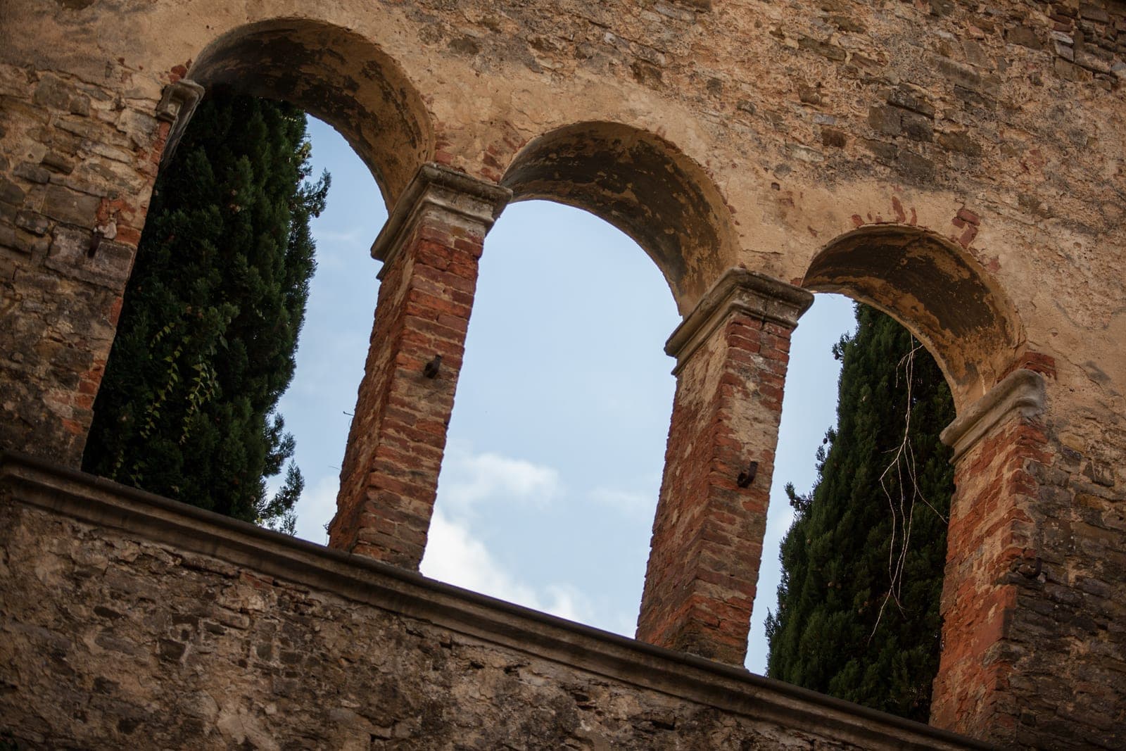 Loggia ad archi del Castello della Paneretta aperta sul cielo