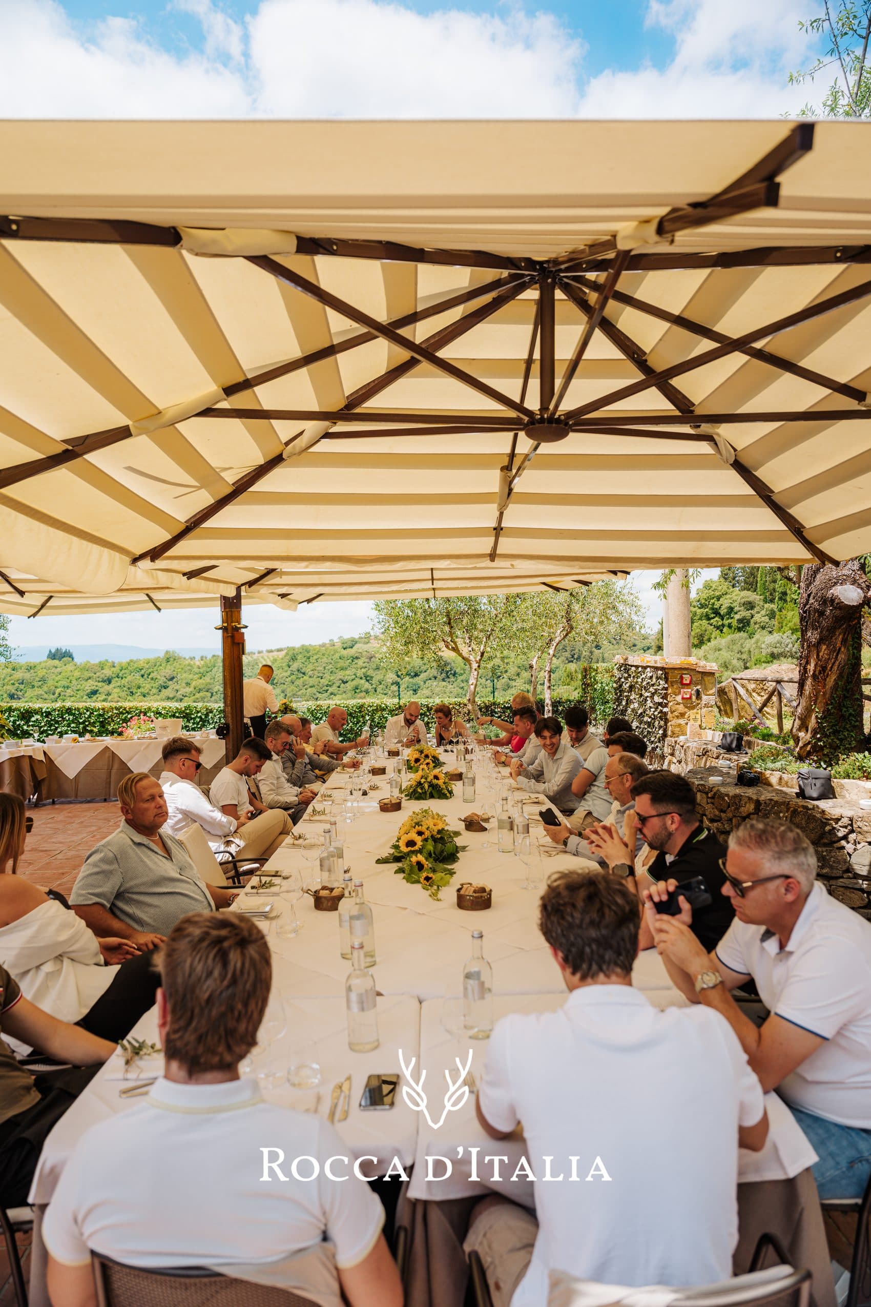 Pranzo privato sotto la pergola tra le colline toscane