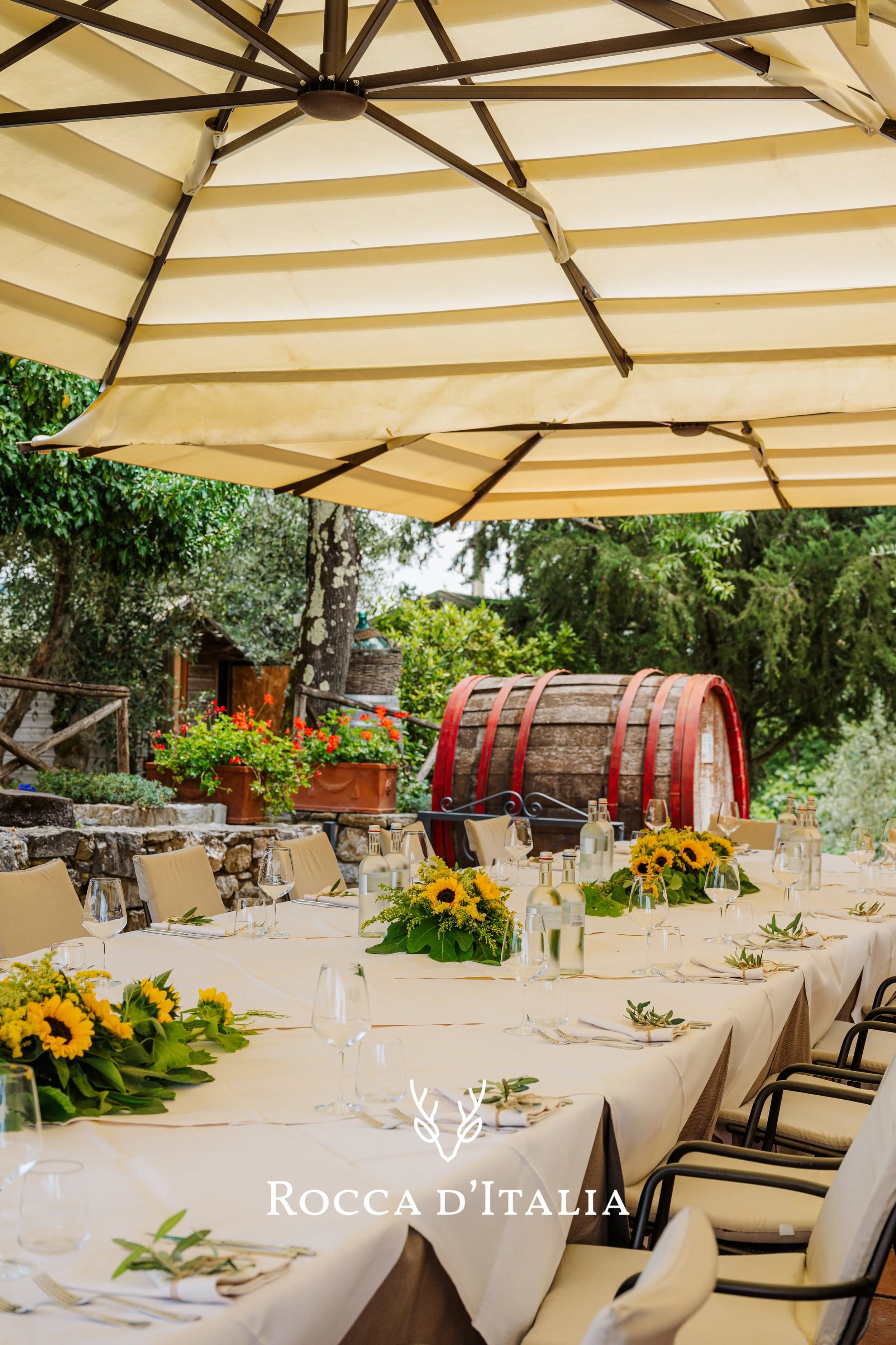 Tavola apparecchiata con eleganza per un evento privato