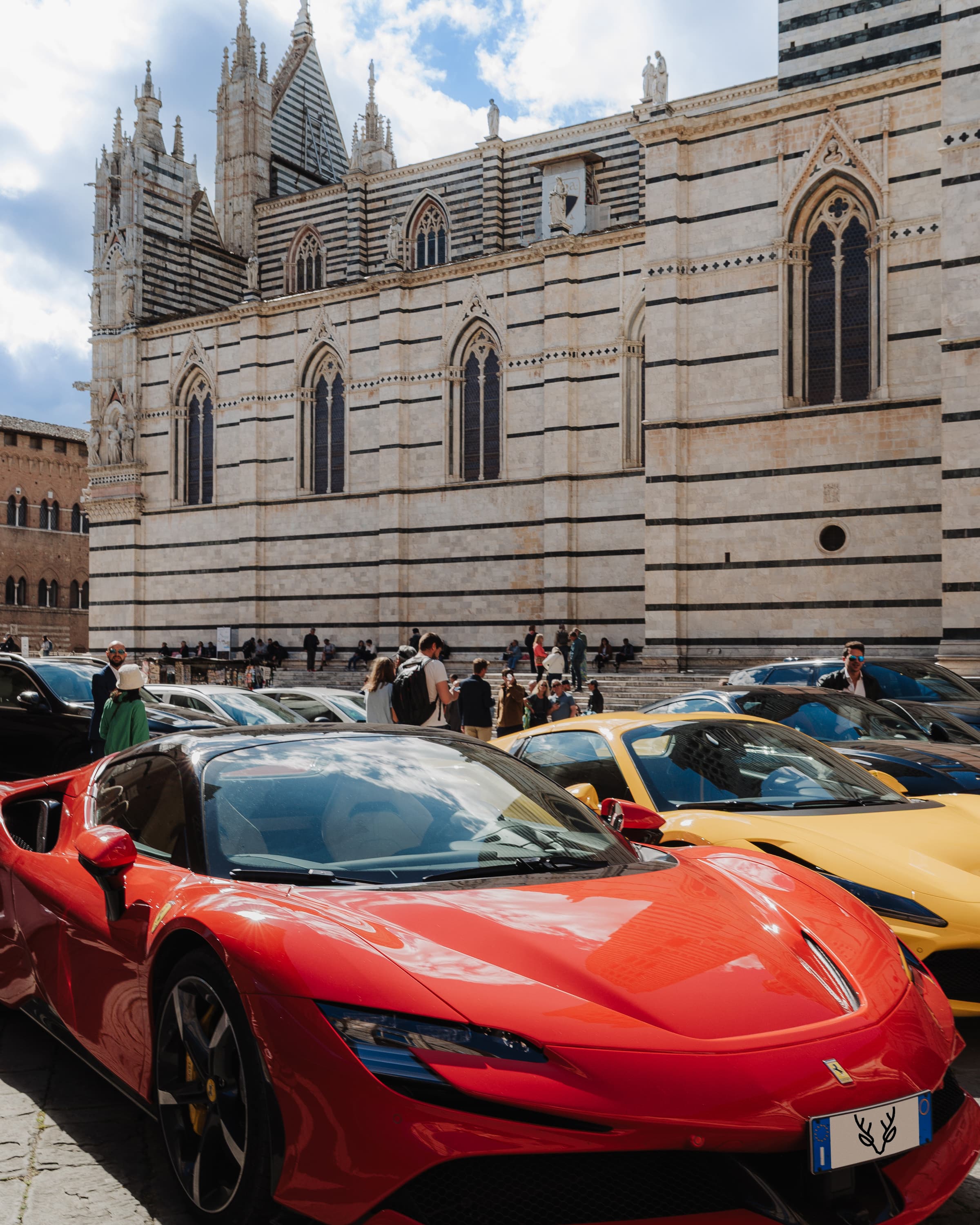Supercar in Piazza del Duomo a Siena
