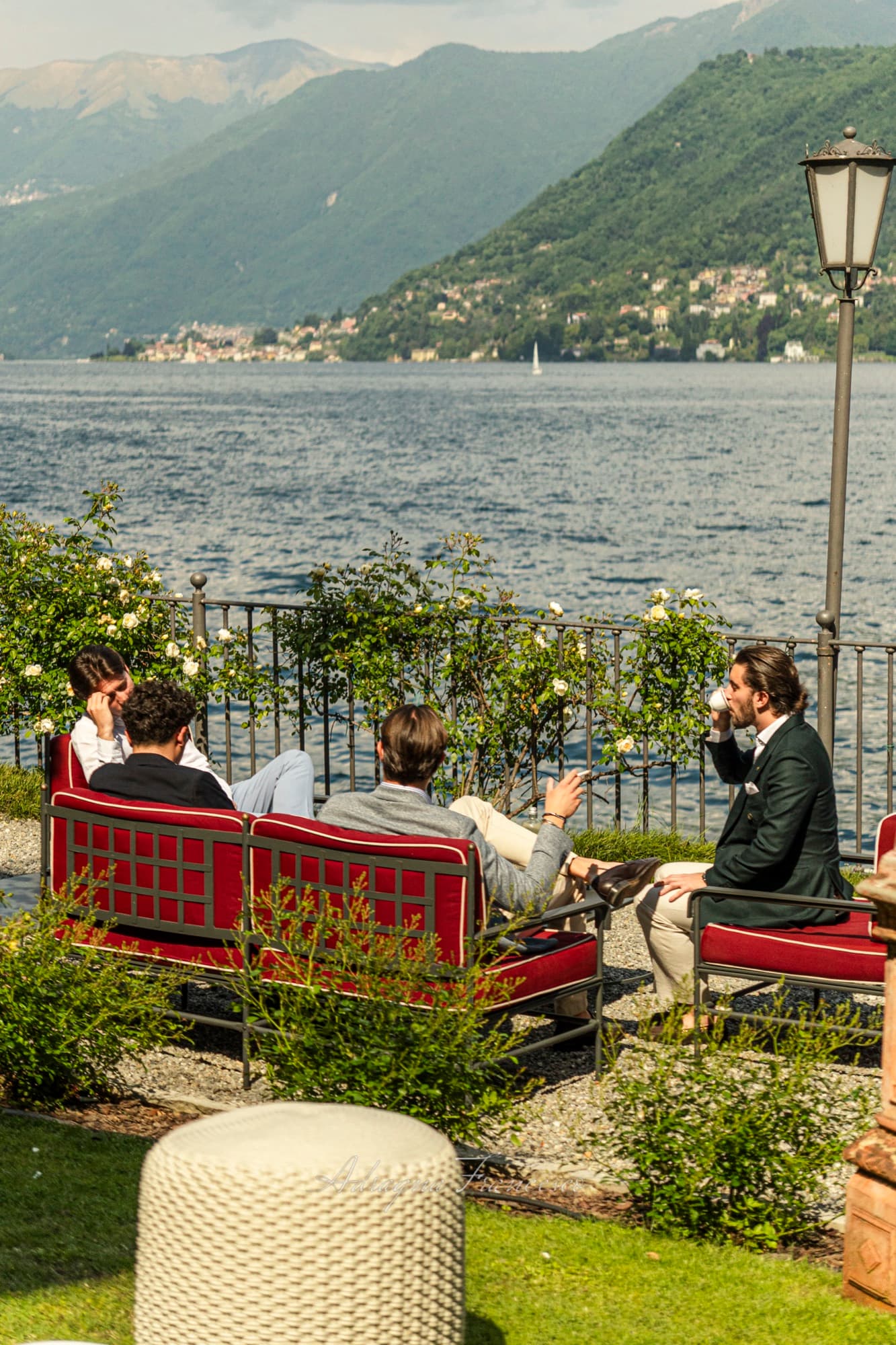 Ospiti su una terrazza affacciata sul Lago di Como