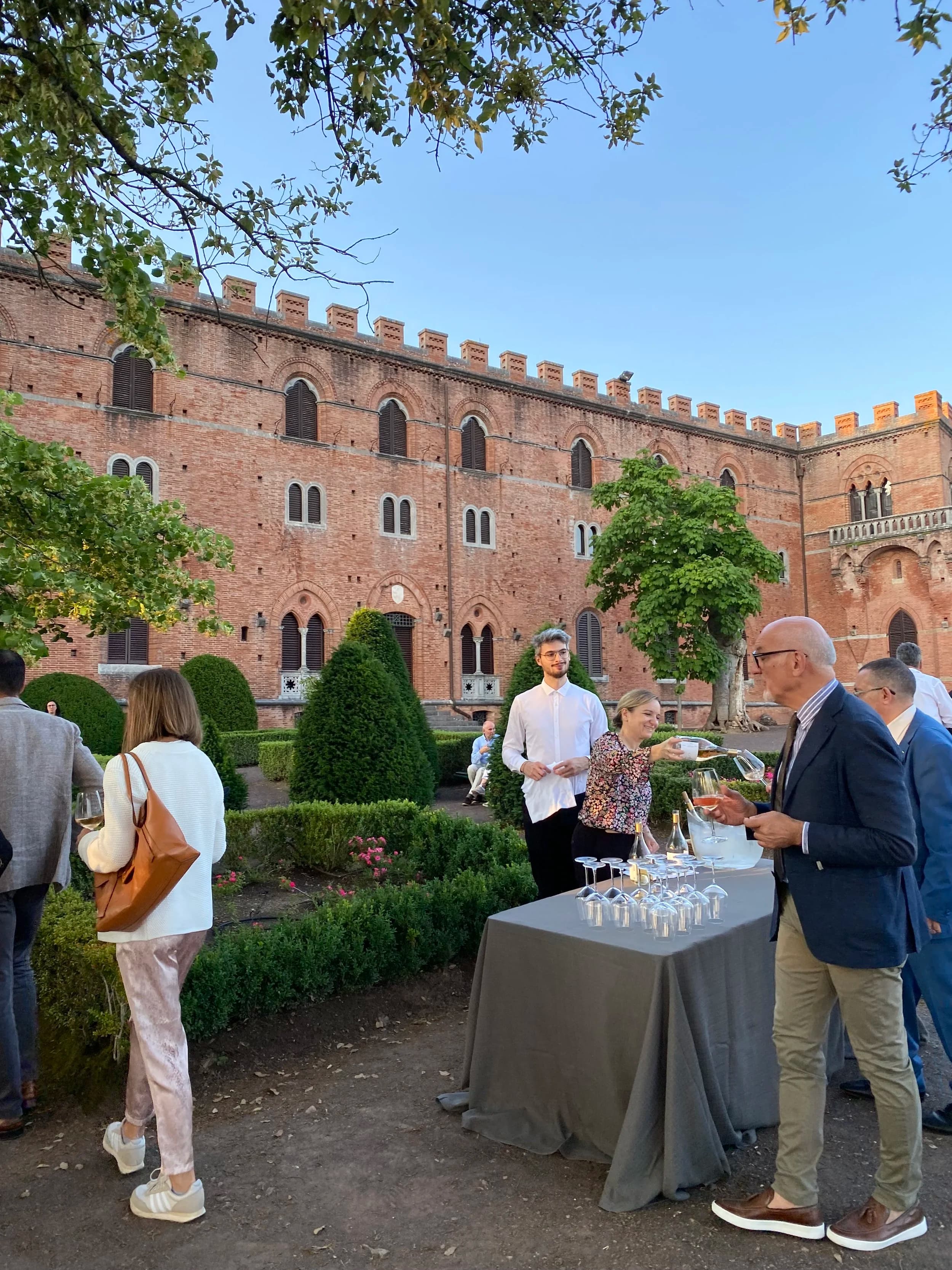 Degustazione di vino in un castello del Chianti