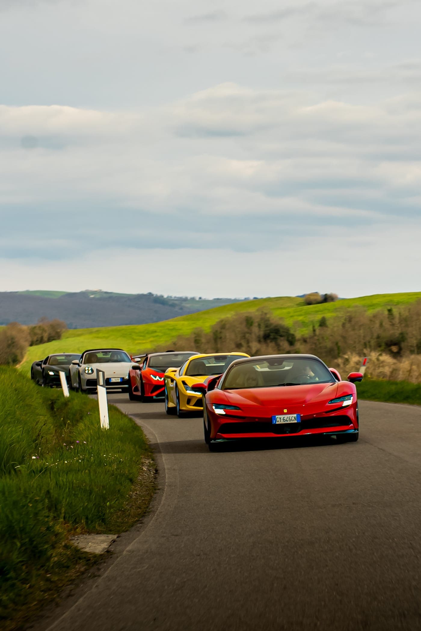 Ferrari in testa al raduno di supercar e auto d'epoca di Rocca d'Italia