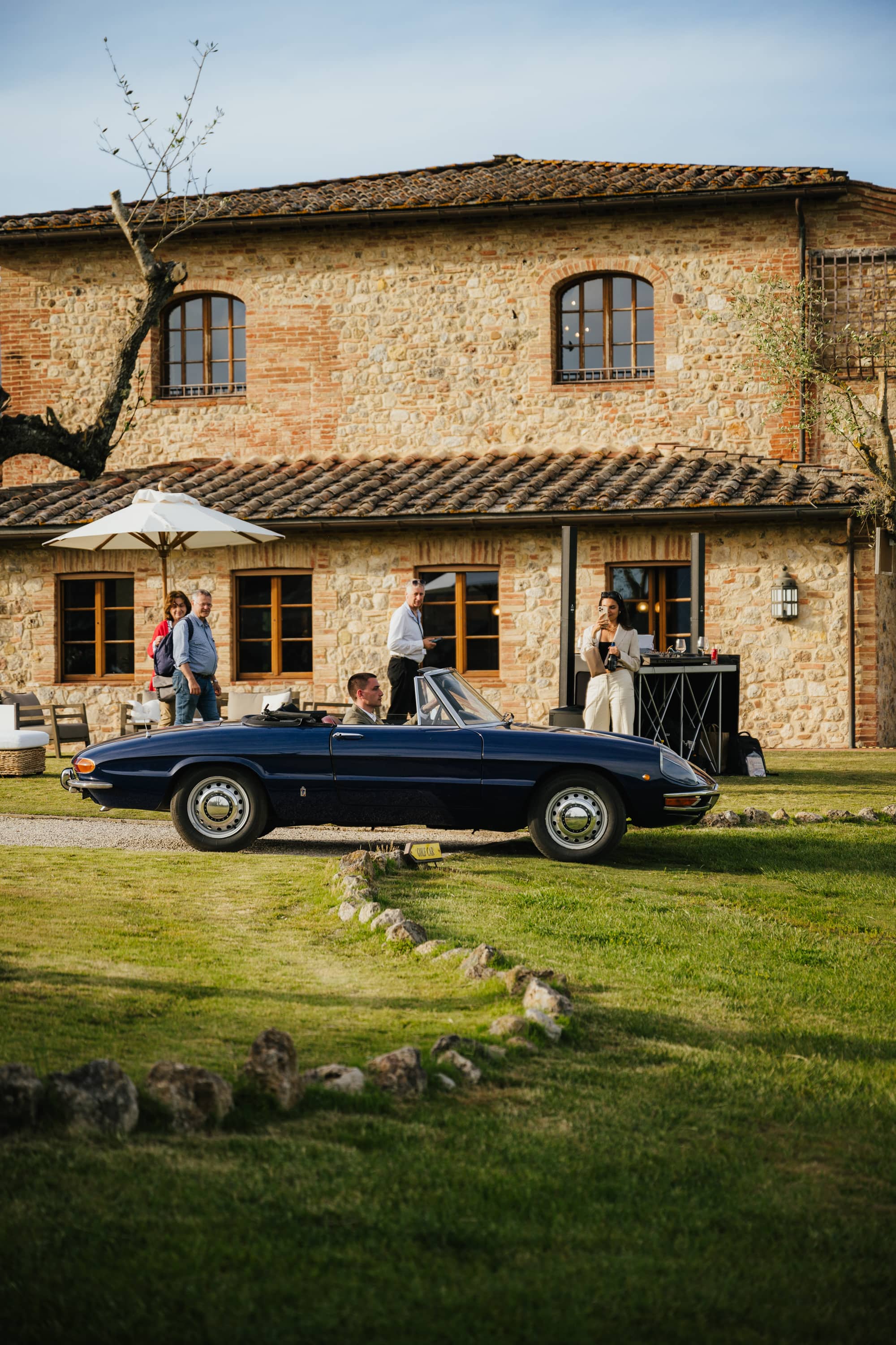 Alfa Romeo Spider blu davanti al Castello della Paneretta
