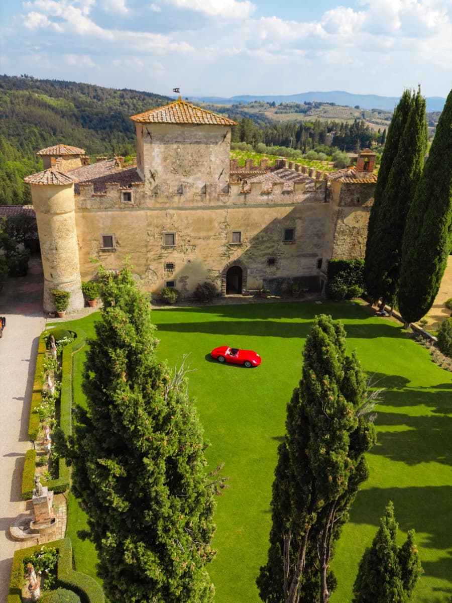 Veduta aerea del Castello della Paneretta tra i cipressi e le colline del Chianti
