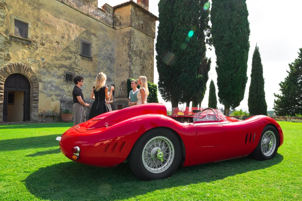 Barchetta rossa d'epoca sul prato del Castello, con gli ospiti dell'evento