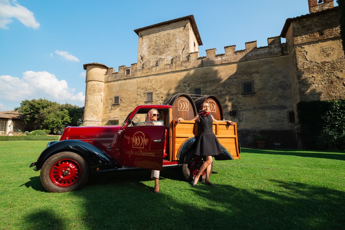 Camioncino d'epoca con le botti del Castello della Paneretta sul prato