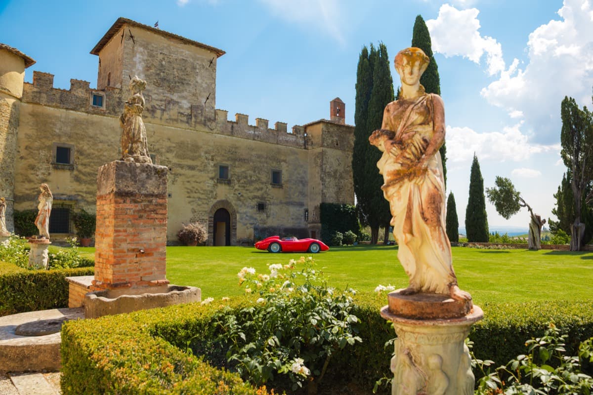 Il giardino all'italiana del Castello della Paneretta con statue, siepi e rose