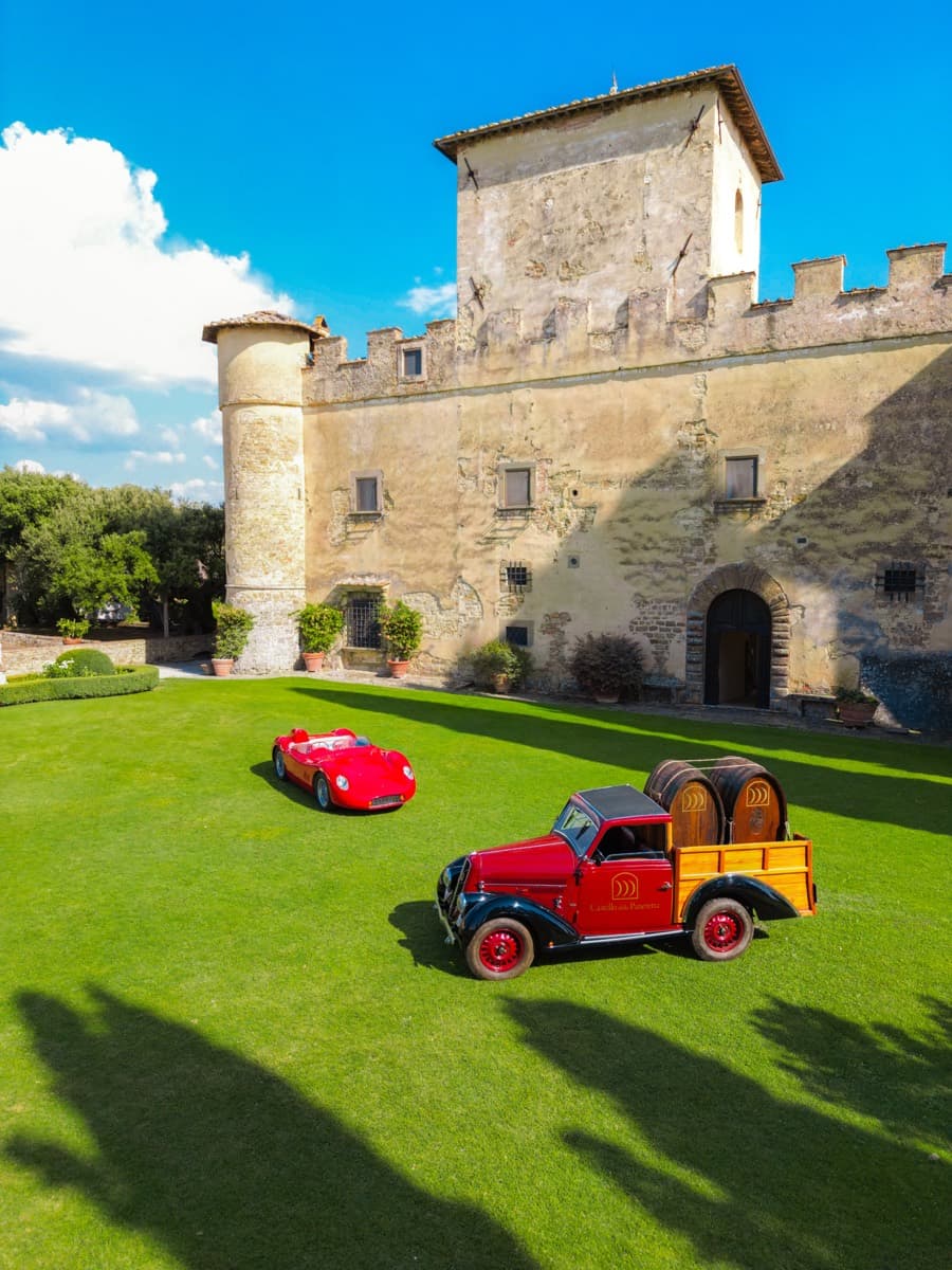 Il prato del Castello della Paneretta con le vetture d'epoca durante l'evento