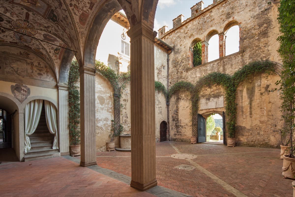 Il cortile del Castello della Paneretta con le volte affrescate e le bifore in mattoni