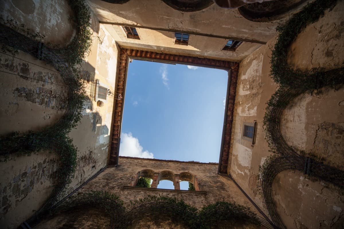 Il cortile del Castello della Paneretta visto dal basso, aperto sul cielo