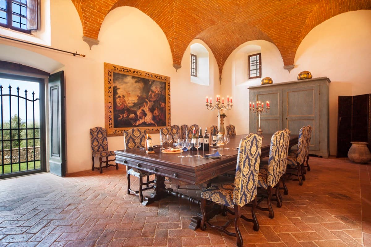 Sala da pranzo del Castello della Paneretta con volte in mattoni e tavolo apparecchiato