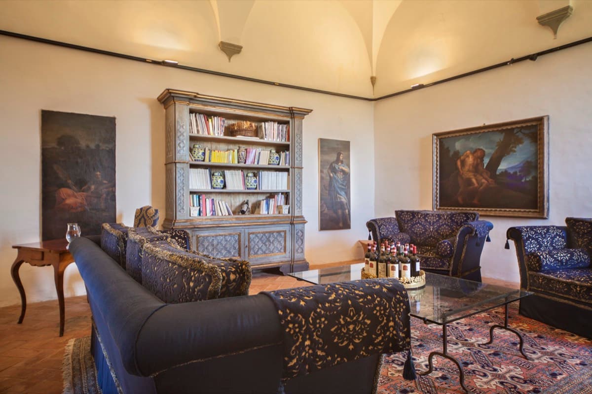 Salotto del Castello della Paneretta con libreria antica e divani damascati