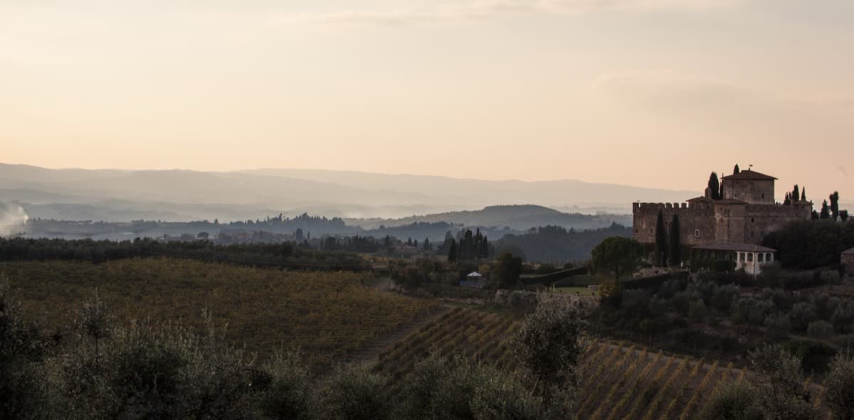 Il Castello della Paneretta al tramonto tra i vigneti e le colline del Chianti