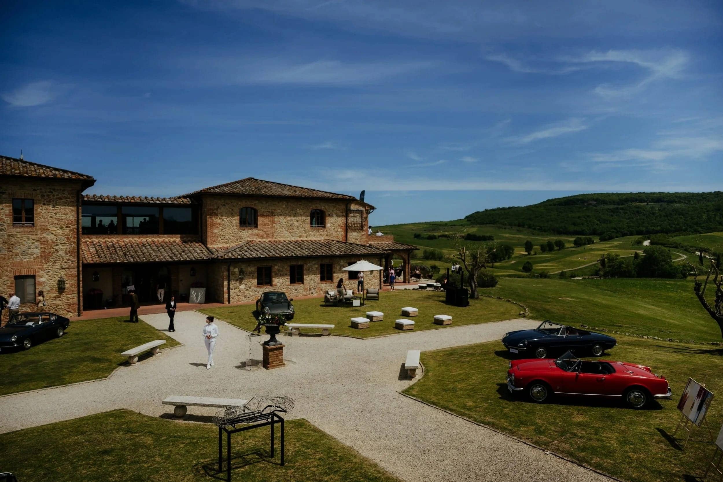 Invités et voitures devant une demeure toscane — Rocca d'Italia